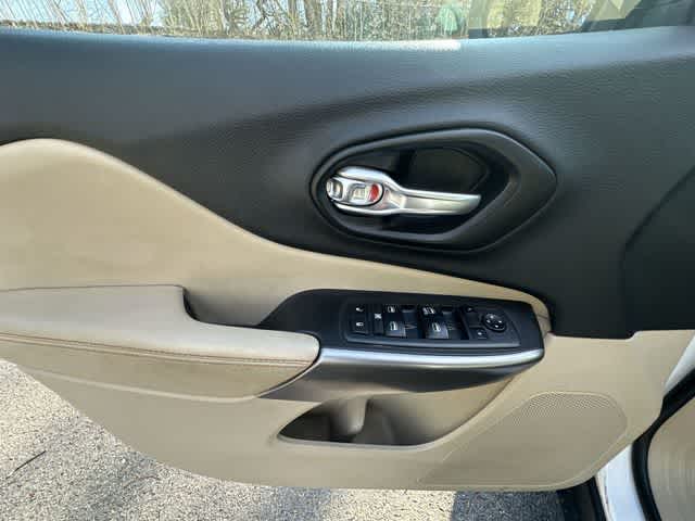 Thumbnail: 2019 Jeep Cherokee - 16