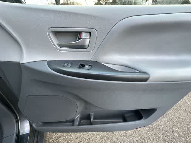 Thumbnail: 2020 Toyota Sienna - 20