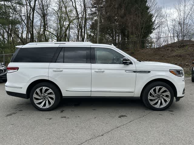 Thumbnail: 2024 Lincoln Navigator - 3
