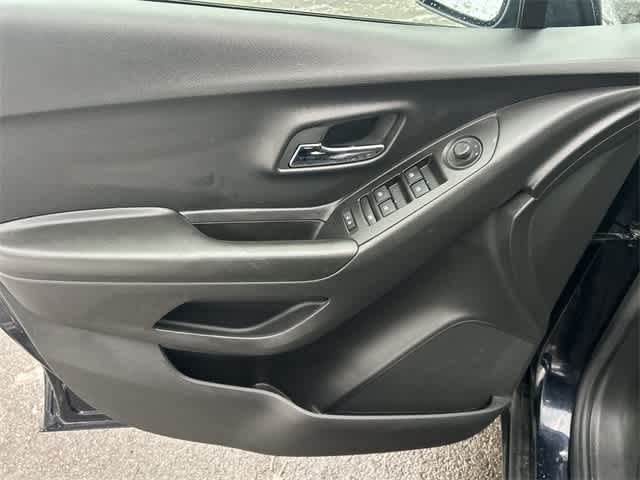 Thumbnail: 2022 Chevrolet Trax - 16