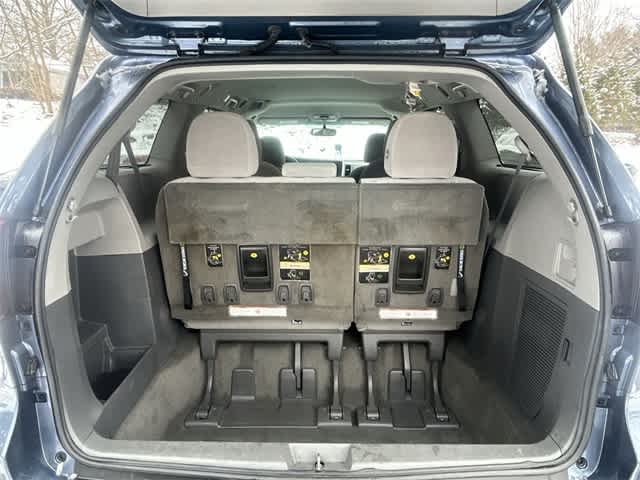 Thumbnail: 2017 Toyota Sienna - 25