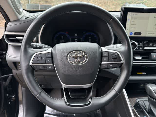 Thumbnail: 2023 Toyota Highlander - 8