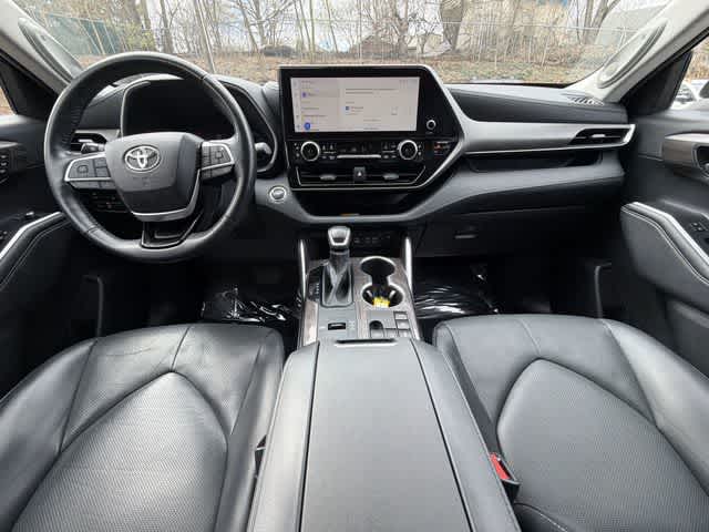 Thumbnail: 2023 Toyota Highlander - 21