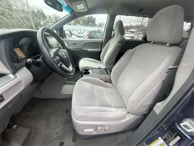 Thumbnail: 2017 Toyota Sienna - 16