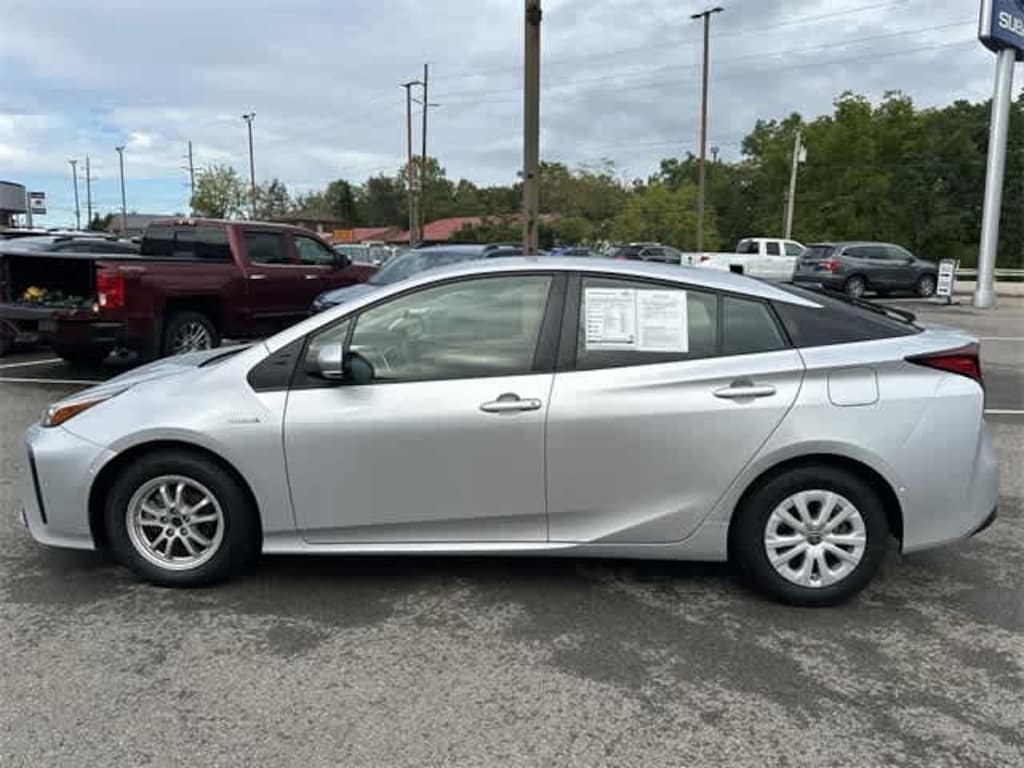 Used 2022 Toyota Prius L Hatchback