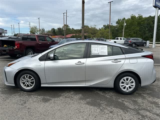 2022 Toyota Prius L photo 2