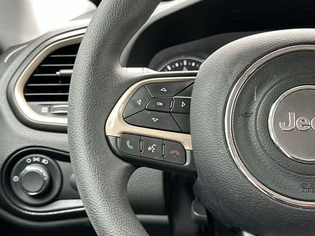 Thumbnail: 2016 Jeep Renegade - 8