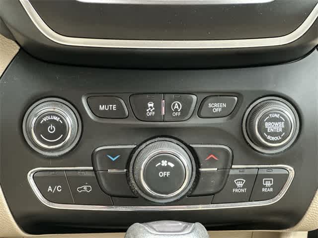 Thumbnail: 2019 Jeep Cherokee - 14