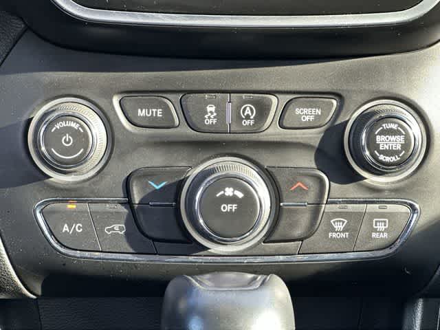 Thumbnail: 2019 Jeep Cherokee - 15