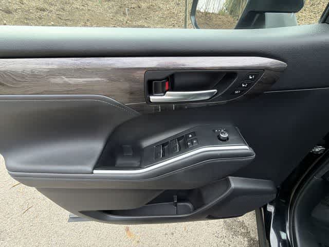 Thumbnail: 2023 Toyota Highlander - 19