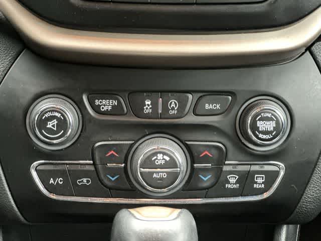 Thumbnail: 2018 Jeep Cherokee - 15
