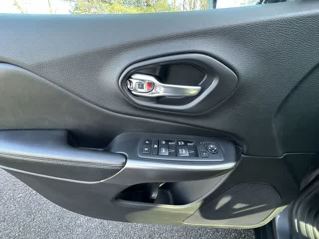 Thumbnail: 2019 Jeep Cherokee - 17