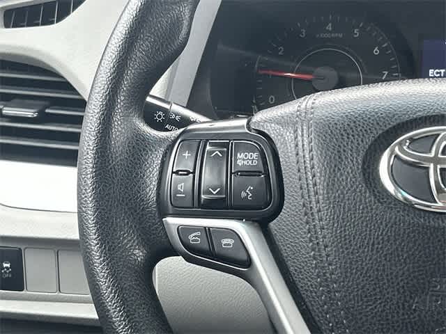 Thumbnail: 2017 Toyota Sienna - 8