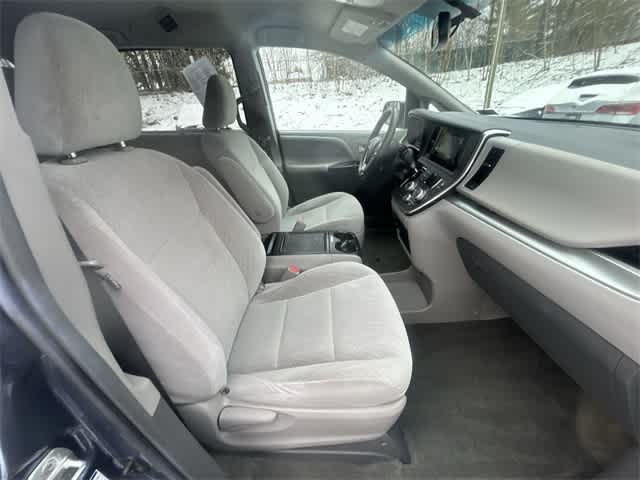 Thumbnail: 2017 Toyota Sienna - 22