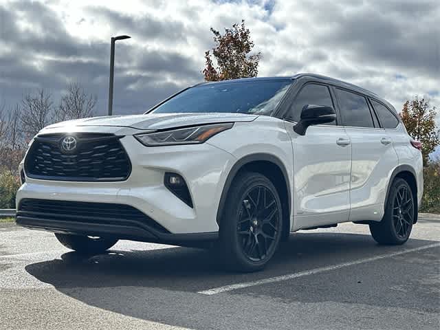 Thumbnail: 2022 Toyota Highlander - 21