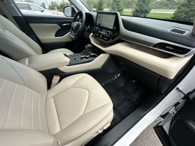 Thumbnail: 2023 Toyota Highlander - 21