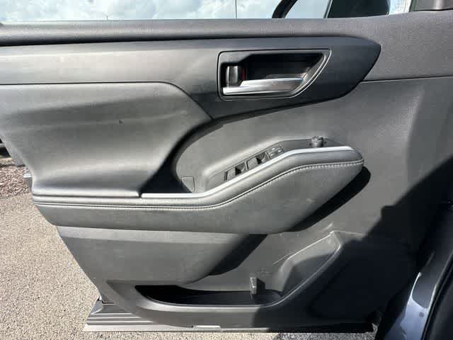 Thumbnail: 2023 Toyota Highlander - 18