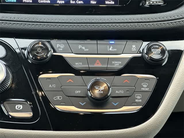 Thumbnail: 2019 Chrysler Pacifica - 17