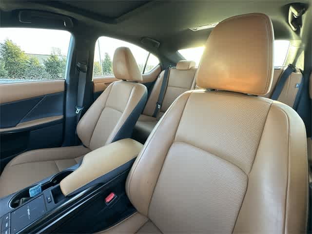 Thumbnail: 2022 Lexus IS - 17