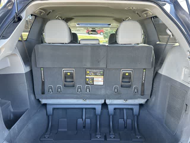 Thumbnail: 2020 Toyota Sienna - 17