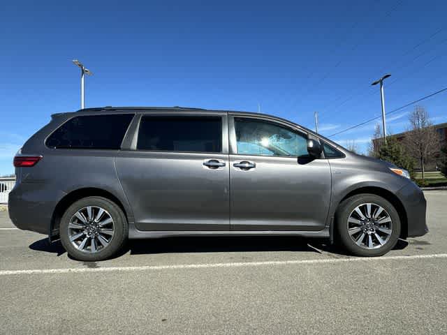 Thumbnail: 2020 Toyota Sienna - 3