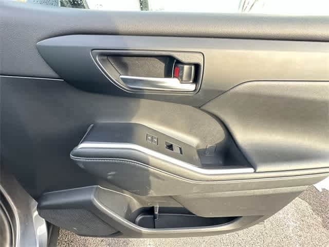 Thumbnail: 2023 Toyota Highlander - 21