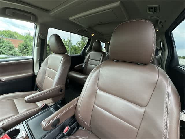 2019 Toyota Sienna SE Premium 16