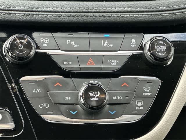 Thumbnail: 2019 Chrysler Pacifica - 17