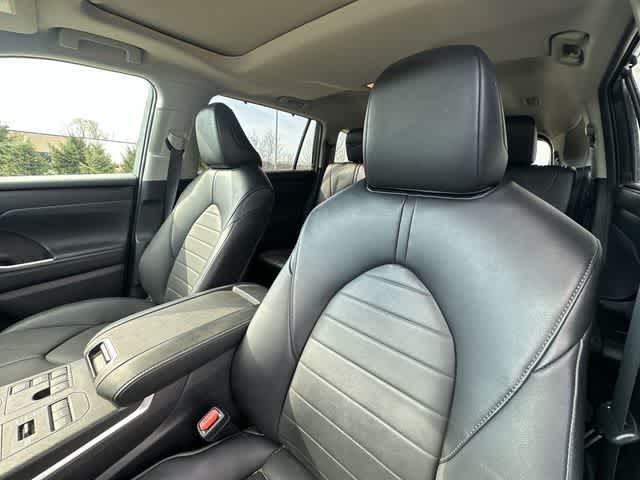 Thumbnail: 2023 Toyota Highlander - 16