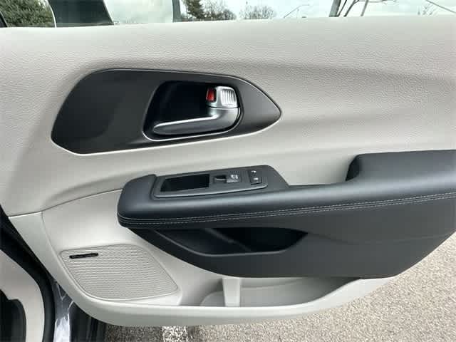 Thumbnail: 2019 Chrysler Pacifica - 26