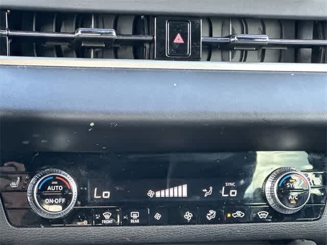Thumbnail: 2023 Mitsubishi Outlander - 13