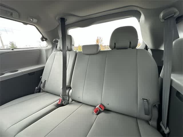 Thumbnail: 2018 Toyota Sienna - 19