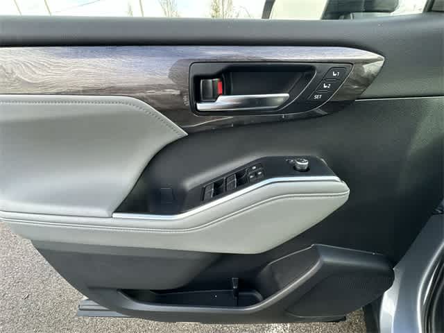 Thumbnail: 2024 Toyota Highlander - 18