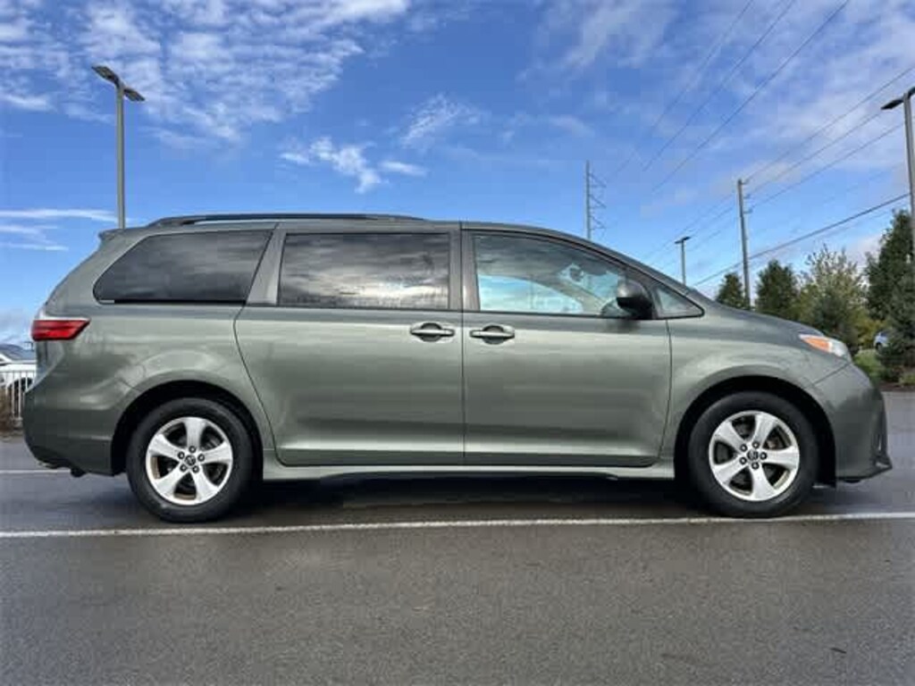 Used 2018 Toyota Sienna LE 8 Passenger Van Passenger Van