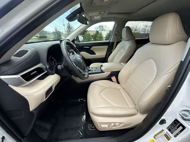 Thumbnail: 2023 Toyota Highlander - 17