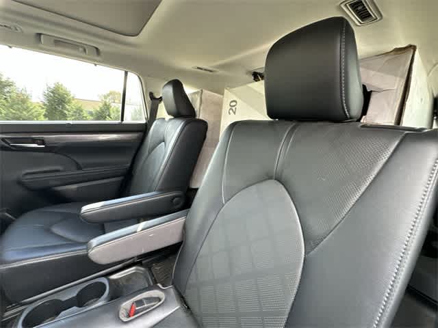 Thumbnail: 2022 Toyota Highlander - 17