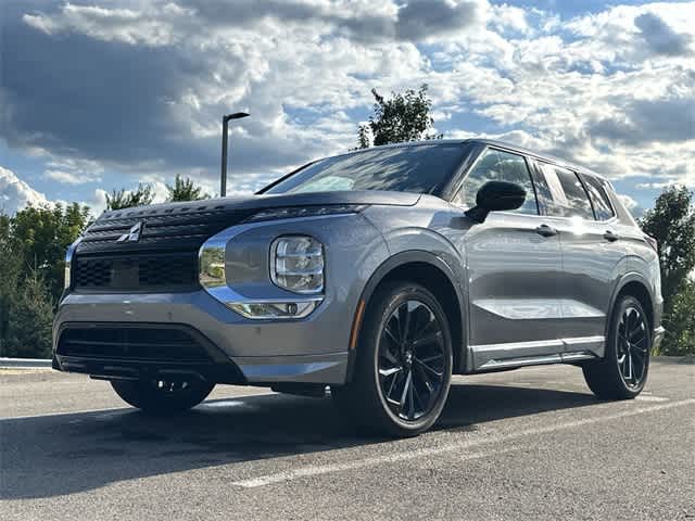 Thumbnail: 2023 Mitsubishi Outlander - 18