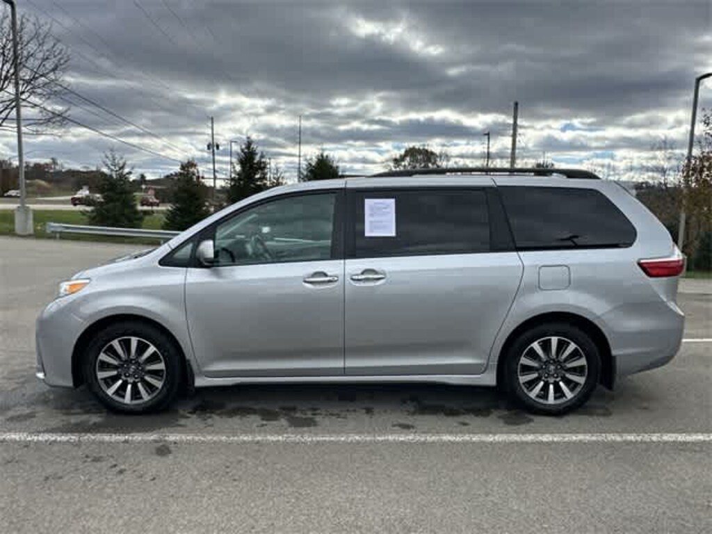 Used 2018 Toyota Sienna XLE Premium 7 Passenger Van Passenger Van