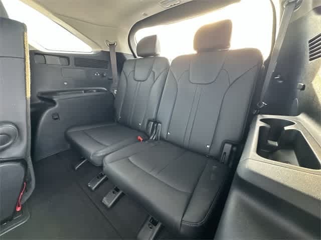 Thumbnail: 2023 Kia Sorento - 21