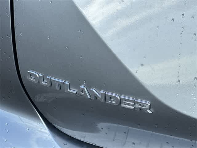 Thumbnail: 2023 Mitsubishi Outlander - 17