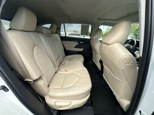 Thumbnail: 2023 Toyota Highlander - 24