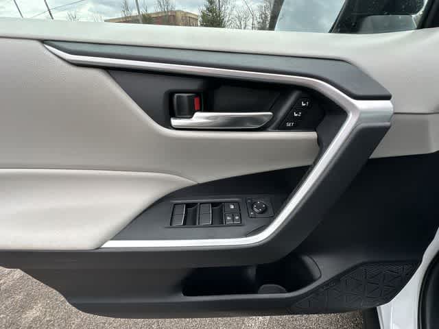 Thumbnail: 2019 Toyota RAV4 - 17