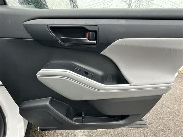 Thumbnail: 2023 Toyota Highlander - 21