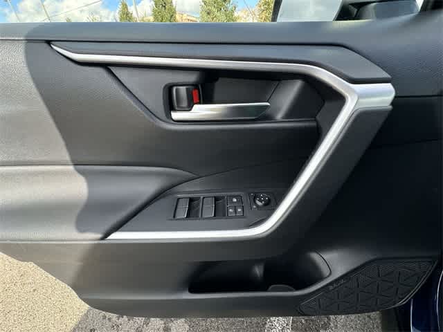 Thumbnail: 2022 Toyota RAV4 - 18