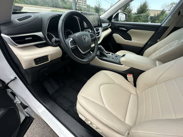 Thumbnail: 2023 Toyota Highlander - 16