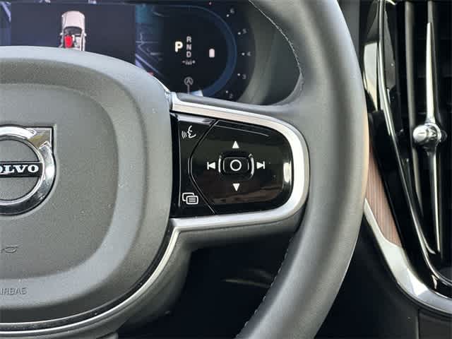 Thumbnail: 2025 Volvo S60 - 10