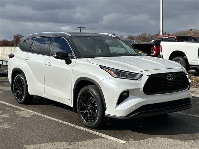 Thumbnail: 2022 Toyota Highlander - 23