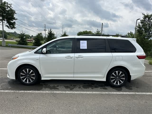 2019 Toyota Sienna SE Premium 2