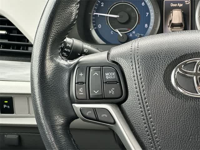 Thumbnail: 2018 Toyota Sienna - 9
