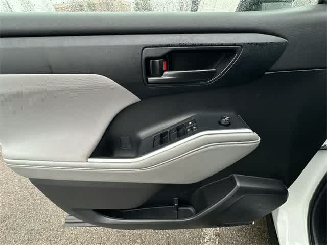 Thumbnail: 2023 Toyota Highlander - 16